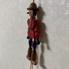 カナダ騎馬警察のおもちゃ。紐を引くと手足が上がる。の画像