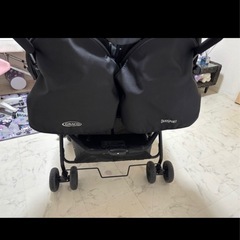 双子ベビーカーの画像