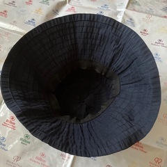軽量90g 頭囲57 コンパクトになるソフト帽　ネイビー　リボン付きの画像