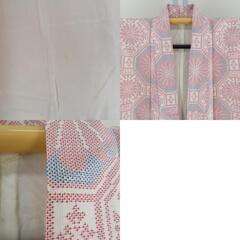 紬 着物 大島紬 白大島 幾何学に菊模様 白色ｘ赤色ｘ青色 袷 バチ衿 絹 仕立て上がり着物 身丈156cm 【キモノオフ野々市若松店】の画像
