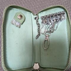 キーケース　カーキ　ジップつきの画像