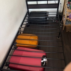 マットレスとベッドフレームの画像