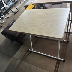 折りたたみ式テーブルの画像