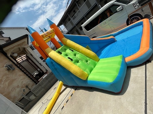 大型滑り台付き　巨大遊具プール　エアープール滑り台