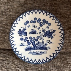 青の絵柄（唐子？）の平皿