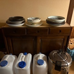 食器棚など2台処分して下さい。の画像