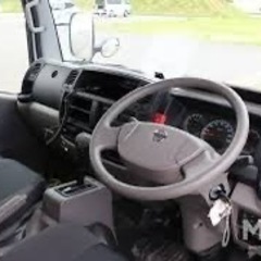 キッチンカーの運転と荷下ろし作業の画像