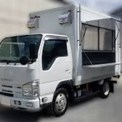 キッチンカーの運転と荷下ろし作業の画像