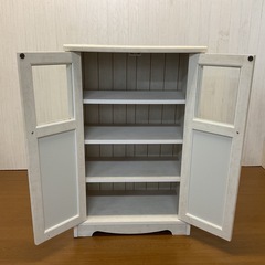SALE☆【リユース☆エコちょっぷ】ニトリフレンチカントリー風ホワイト木製キャビネット食器棚の画像
