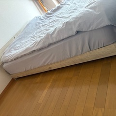 ダブルベッドの画像