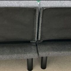 グレー ソファベッド ボタン付きクッションの画像