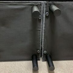 グレー ソファベッド ボタン付きクッションの画像