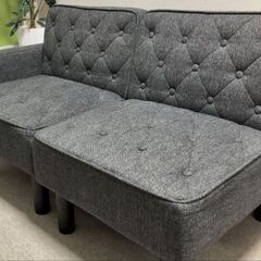グレー ソファベッド ボタン付きクッションの画像