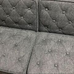 グレー ソファベッド ボタン付きクッションの画像
