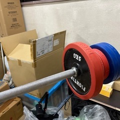 良品 ベンチプレス プレート付き 30Kg シャフトバー トレーニング器具 スポーツ  の画像