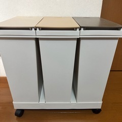 ゴミ箱　３連　キャスター付き土台の画像
