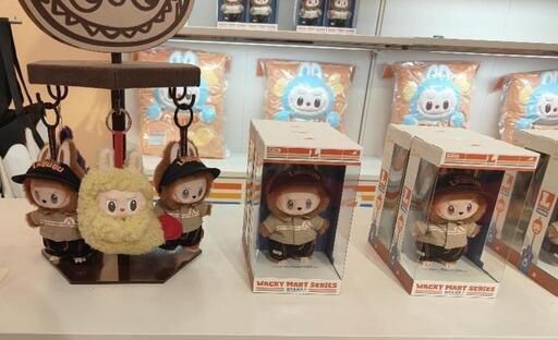 THE MONSTERS Wacky Mart ぬいぐるみペンダント 店長ラブブ