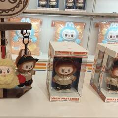 THE MONSTERS Wacky Mart ぬいぐるみペンダント 店長ラブブの画像