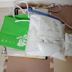 食品、DVD、紙袋、レジ袋たくさん、SoftBankAir機器の画像