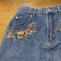 オリーブデオリーブ花の刺繍がかわいいデニムミニスカート　Mサイズの画像