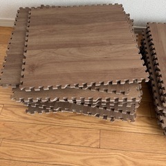 床に敷くマットとストレッチポールの画像