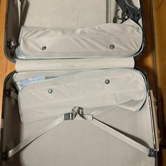 サムソナイトのスーツケースの画像