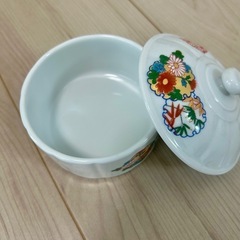 陶器入れ物の画像