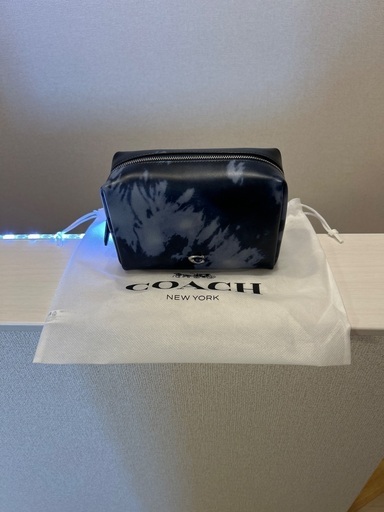 コーチの化粧ポーチになります。