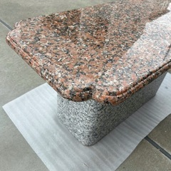 御影石　テーブル　赤色天板　石材テーブルの画像