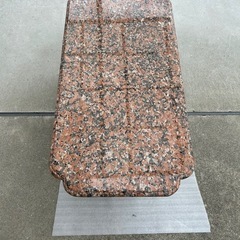 御影石　テーブル　赤色天板　石材テーブルの画像