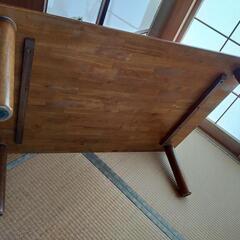 木製テーブルの画像