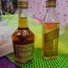 未開封　8.980円　フランス帰りのミニJohnnie Walker 赤ラベル 約50ml& Hennessy50mlの画像