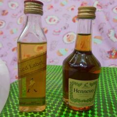未開封　8.980円　フランス帰りのミニJohnnie Walker 赤ラベル 約50ml& Hennessy50mlの画像