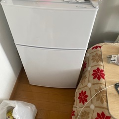 冷蔵庫、洗濯機、電動テーブルの画像