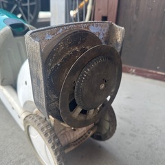 マキタ　小型　草刈機◇タテ型◇壁際や敷石周りの芝刈りの画像