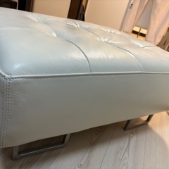 IDC大塚家具　本革張りオットマンの画像