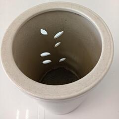 【25＊80014】◆傘立て◆陶器製の彫刻花模様の傘立て◆円筒形　の画像