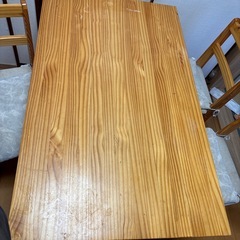 テーブルとイス三脚の画像