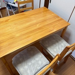 テーブルとイス三脚の画像