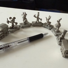 アルミ製ディズニーキャラクター列車と世界の街のミニチュアのセットの画像