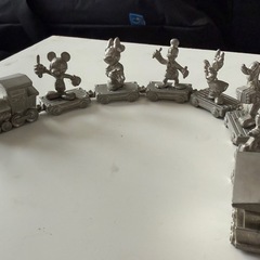 アルミ製ディズニーキャラクター列車と世界の街のミニチュアのセットの画像
