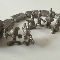 アルミ製ディズニーキャラクター列車と世界の街のミニチュアのセットの画像
