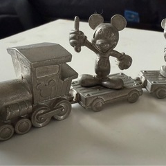 アルミ製ディズニーキャラクター列車と世界の街のミニチュアのセットの画像