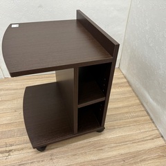 【トレファクマーケット千葉おゆみ野店】ご来店いただける方限定！落ち着いた色合いでお部屋に馴染みやすいサイドテーブルのご紹介です！の画像