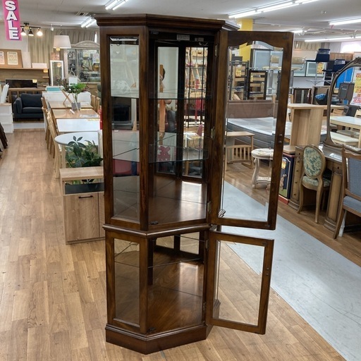 ジモティー限定価格！S035 ⭐ KARIMOKU カリモク コロニアル 照明付き 飾り棚 コーナーキャビネット USED