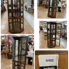 ジモティー限定価格！S035 ⭐ KARIMOKU カリモク コロニアル 照明付き 飾り棚 コーナーキャビネット USEDの画像