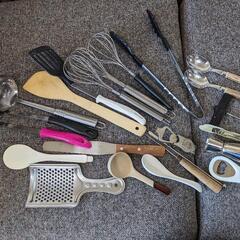調理器具 鍋 ご飯冷凍容器 おろし器 ボウル 包丁コップ 砂糖 塩入れ ふるい おたま色々 キッチン用品の画像