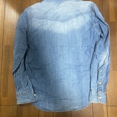 デニムシャツ　Sサイズ　色落ち加工あり（ビンテージ加工）の画像