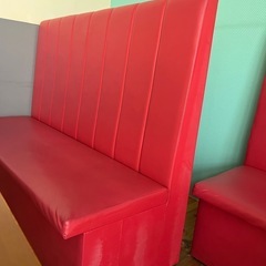 赤のカフェソファの画像