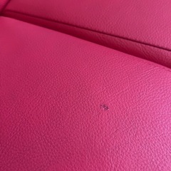 赤のカフェソファの画像